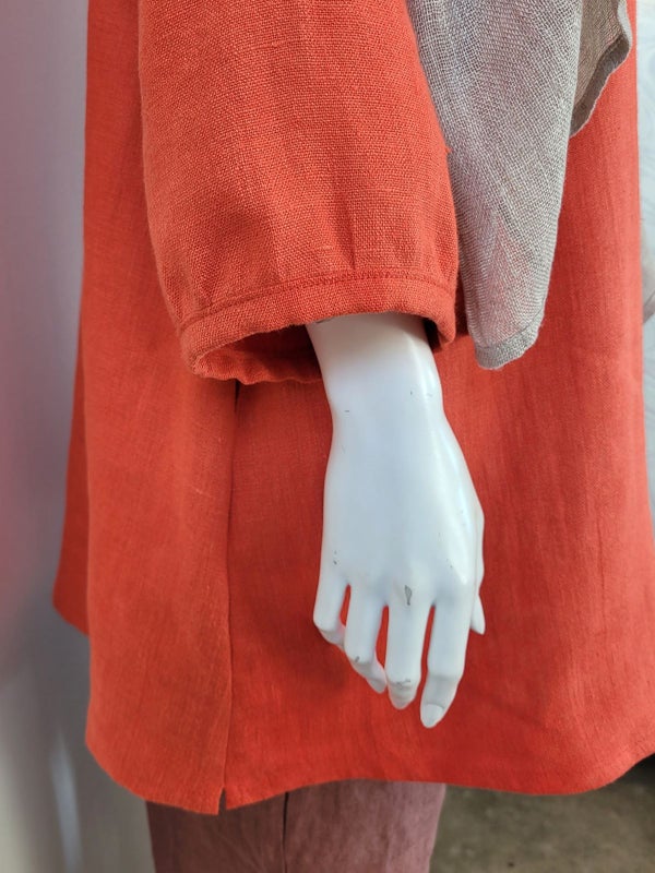 Pellavapaidassa kevyesti rypytetty hihansuu