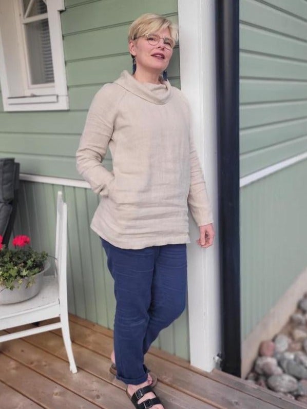 Puserossa on pitk&auml;t hihat. Mallin pituus 176 cm, ry 102 cm ja ly 111 cm.