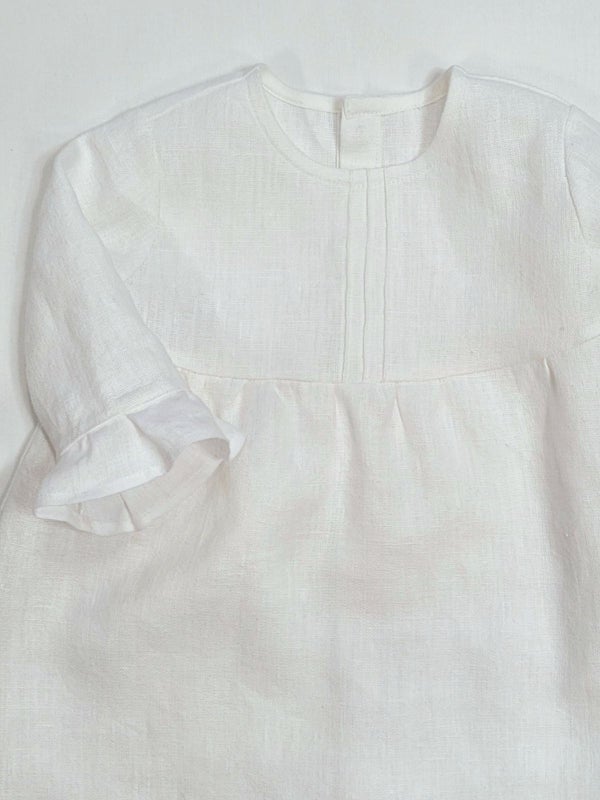 2. Luonnonvalkoinen kastemekko - edess&auml; koristeompeleet.