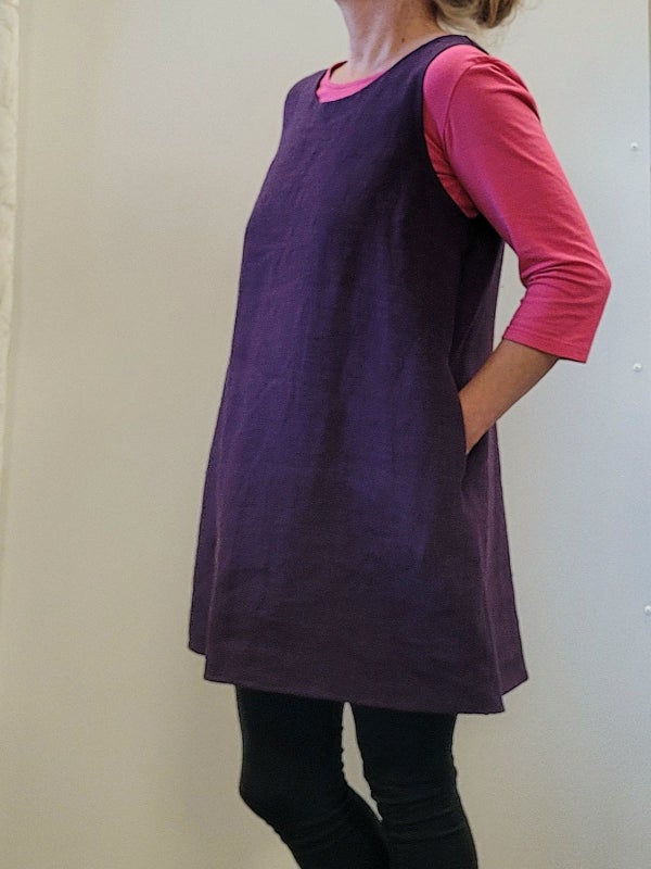 Puserossa taskut. Kuvan malli 160 cm ja yll&auml; koko M, joka hieman liian isohko (k&auml;ytt&auml;&auml; normaalisti kokoa XS)