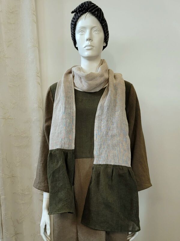 1. Huivissa pellavansävyä ja tummaa vihreää