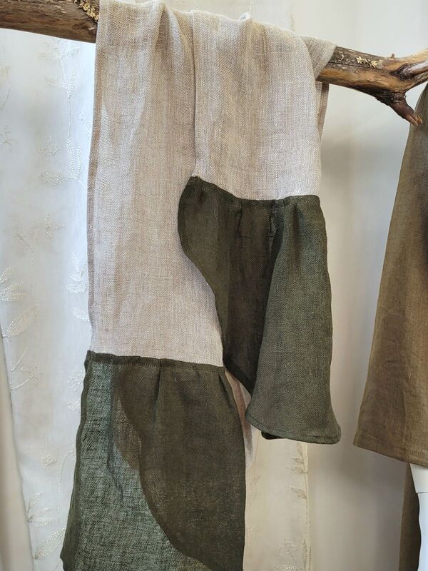 1. Huivissa vihreät päät. Harsopellavaa.