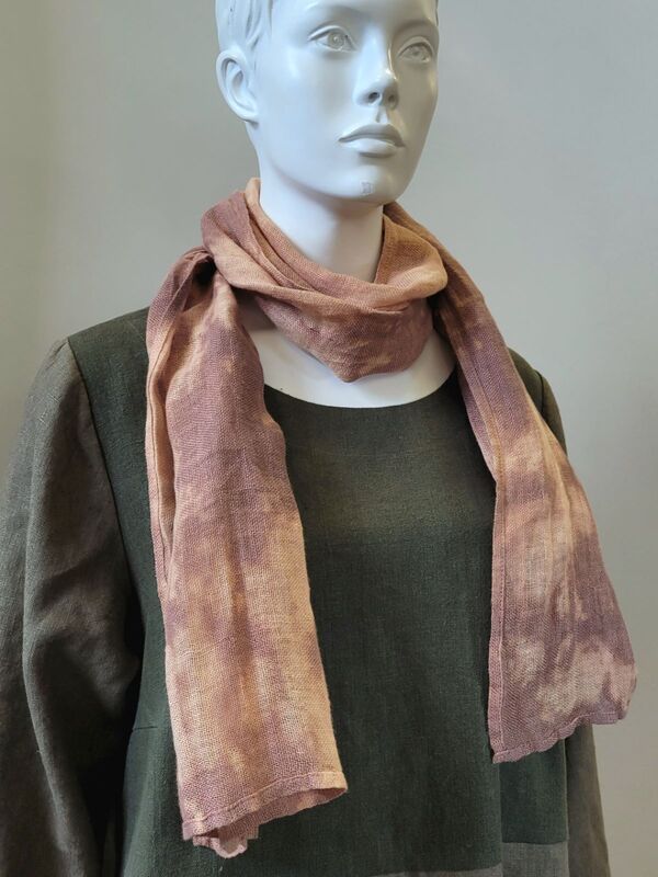 7. Pieni huivi persikan ja ruosteen värissä. Harsomainen kangas värjätty Swannilla.