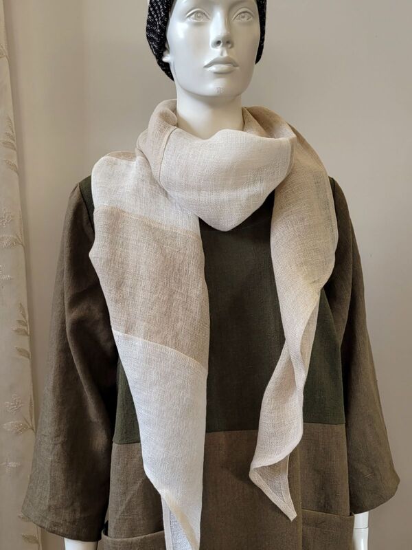 3. Pellavahuivissa kahta väriä,  huivin päät kapenevat