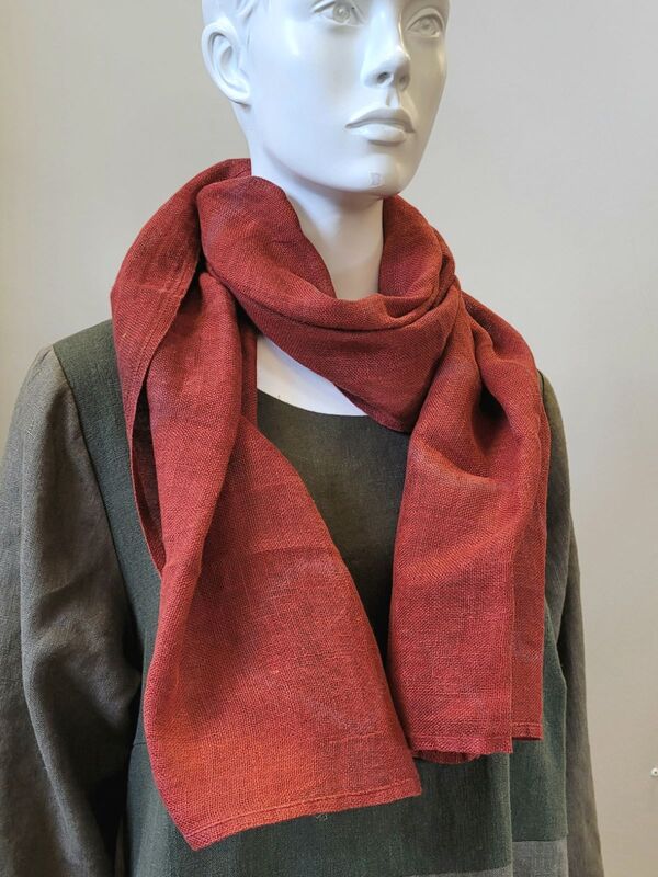 8. Pieni huivi laikukas värjäys ruosteen sävy. Materiaali on harsoa.